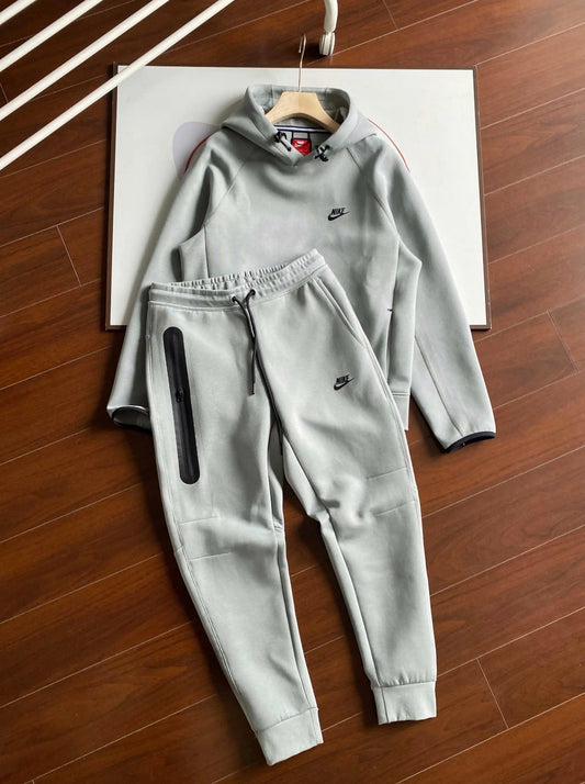 Ensemble | Nike tech